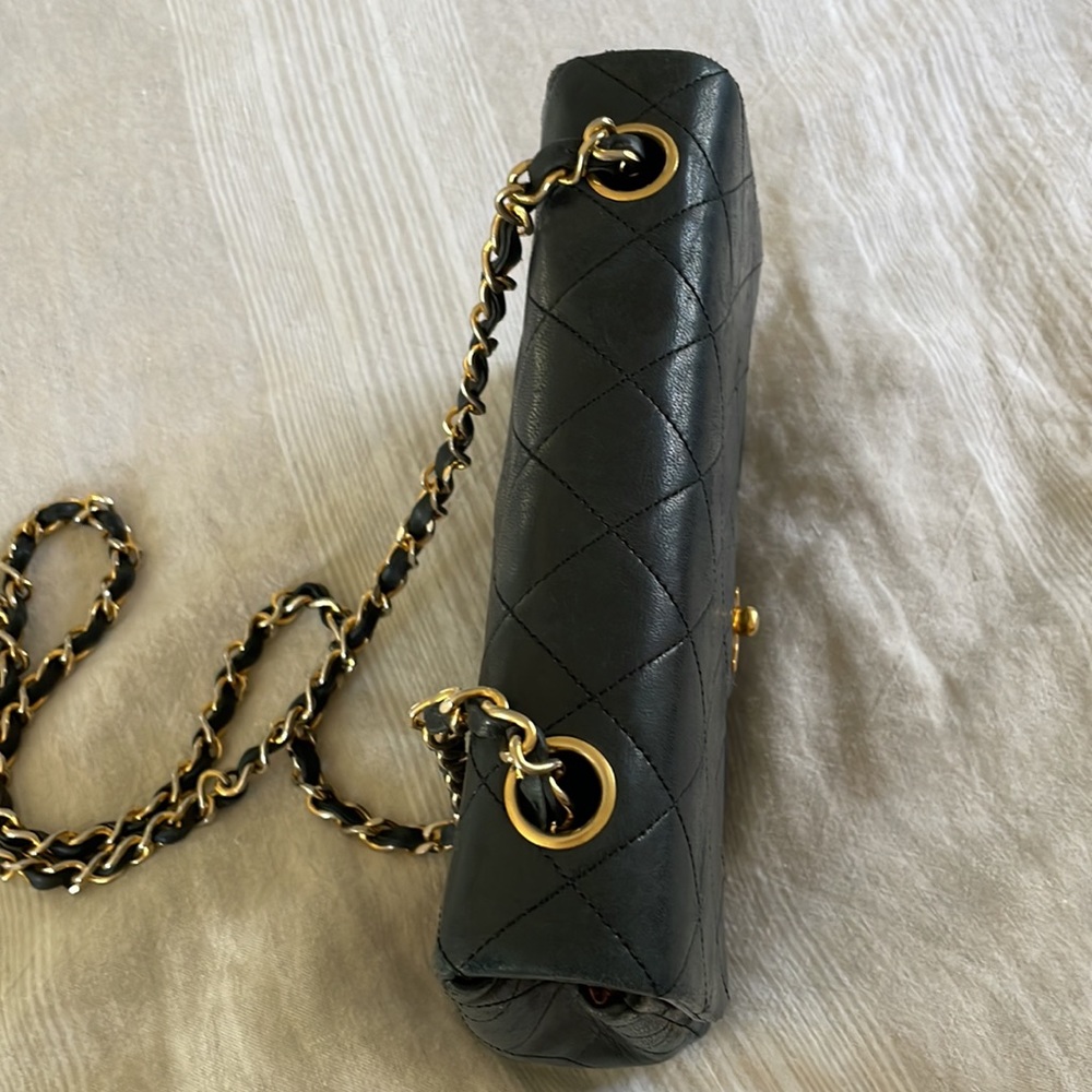 Chanel vintage black small single flap crossbody bag with gold hardware - Picture 6 of 13
